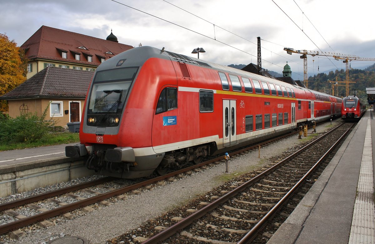 RB5418 von Klais nach Ohlstadt fährt am 19.10.2019 aus Garmisch-Partenkirchen aus. Schublok war 111 027-9.