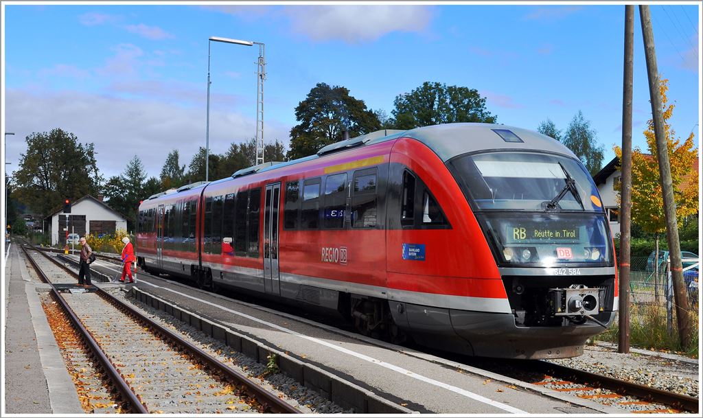 RB5511 mit 642 584 in Pfronten-Ried. Nach beschaulicher Fahrt von Kempten herauf, geht es jetzt etwas zgiger nach Reutte in Tirol. Interessant die Fahrweise, werden auf dem sterreichischen Teil ab Vils die unbewachten Bahnbergnge nach einem Pfiff mit normaler Geschwindigkeit befahren. Zwischen Pfronten und Kempten hingegen muss an jedem zweiten bergang die Geschwindigkeit auf 20km/h gedrosselt werden. Die Fahrzeit ist dementsprechend lang und der Reisendenansturm eher gering. (06.10.2013)