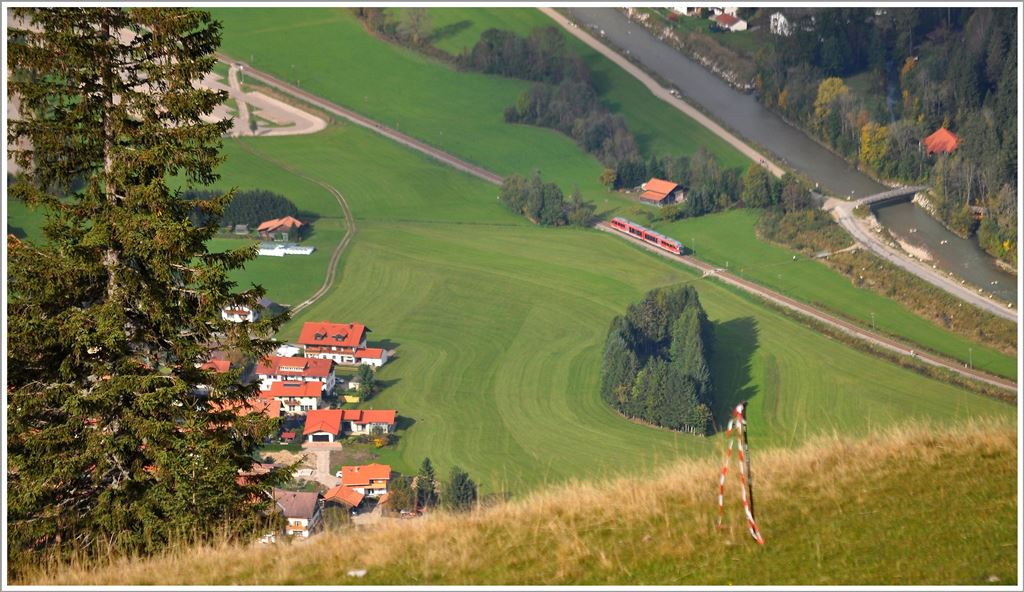 RB5517 mit einem Desiro zwischen Pfronten-Ried und Pfronten-Steinach. Aufgenommen vom Sessel der Hochalpbahn am Breitenberg, (04.10.2013)