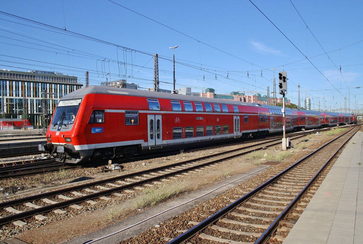 RB59085 von Nürnberg Hauptbahnhof fährt am 14.8.2017 in den Münchener Hauptbahnhof ein. Schublok war 111 044-4.