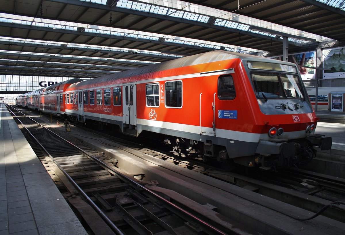 RB59096 nach Nürnberg Hauptbahnhof wartet am 15.8.2017 im Münchener Hauptbahnhof auf Abfahrt. Zuglok war 111 066-7.
