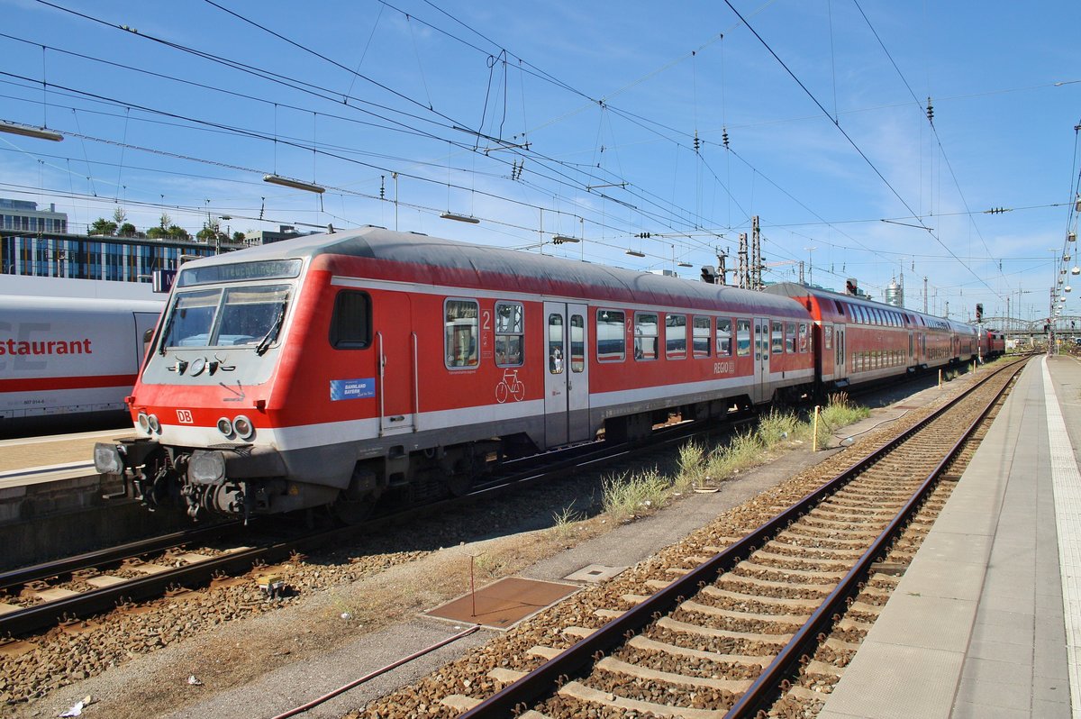 RB59150 nach Treuchtlingen macht sich am 14.8.2017 im Münchener Hauptbahnhof auf den Weg. Zuglok war 111 180-6.