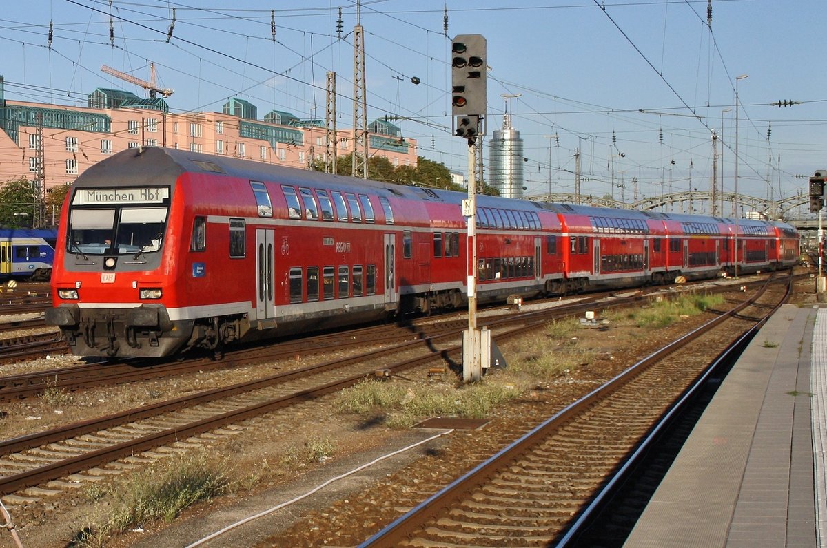 RB59179 von Pfaffenhofen(Ilm) erreicht am 14.8.2017 den Münchener Hauptbahnhof. Schublok war 111 071-7.