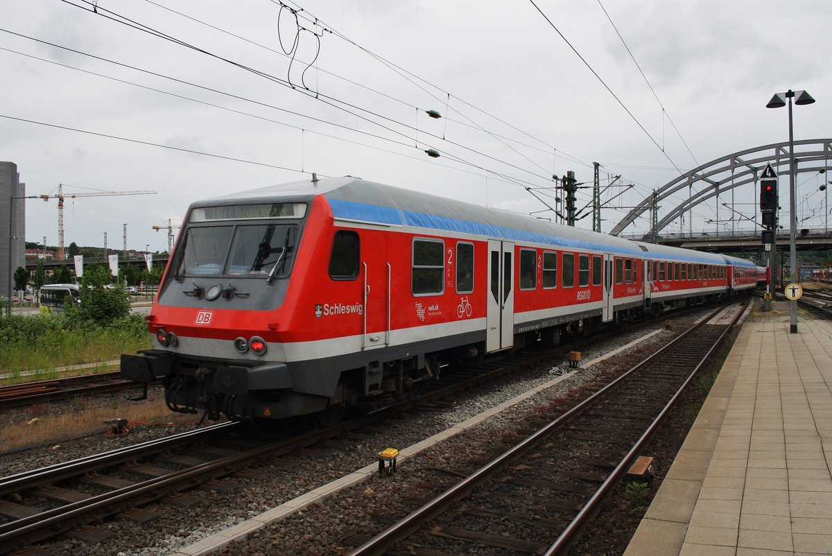 RB77 (RB21129) nach Neumünster verlässt am 12.6.2016 den Kieler Hauptbahnhof. Zuglok für diese Leistung war die Kieler 112 159.