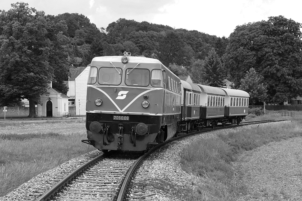 RBAHN 2050.09 am 02.August 2019 mit dem SR 16842 (Rückersdorf-Harmannsdorf - Ernstbrunn) bei Mollmannsdorf.