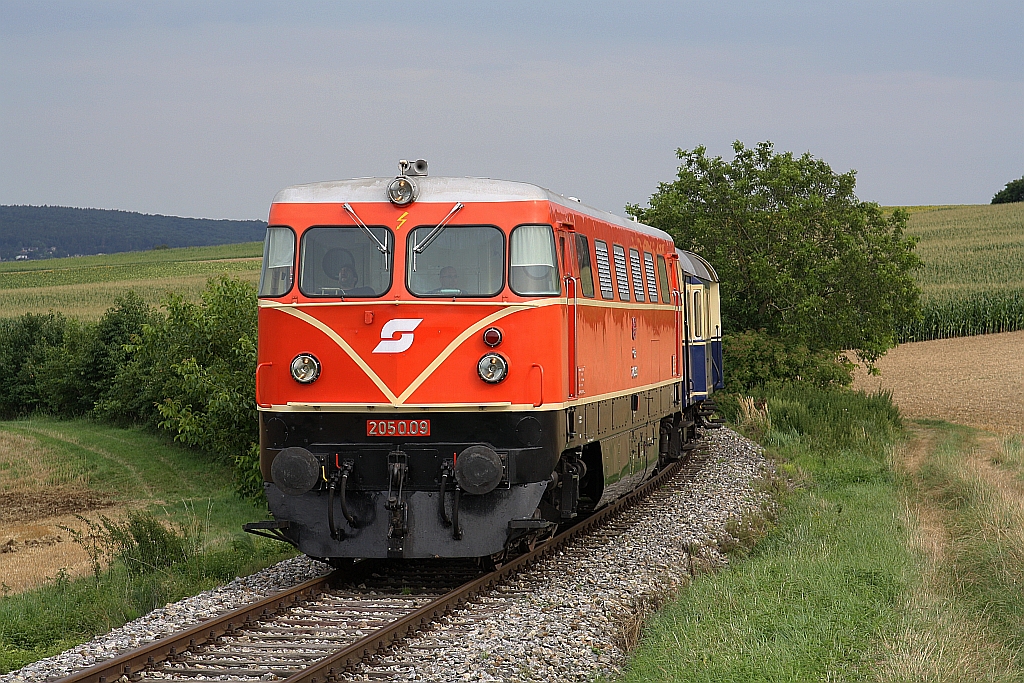 RBAHN 2050.09 am 02.August 2019 beim Strecken-Km 18,4 der Lokalbahn Korneuburg - Mistelbach.