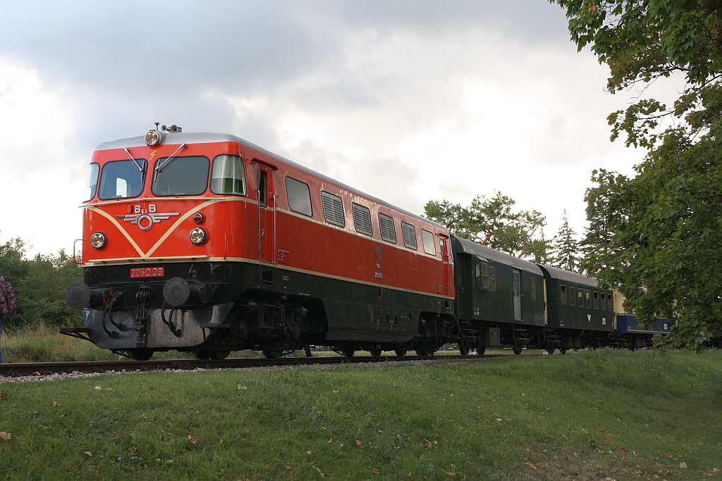 RBAHN 2050.09 am 03.September 2017 mit Zug4 von Waldmühle nach Wien Hbf. in der Haltestelle Perchtoldsdorf.