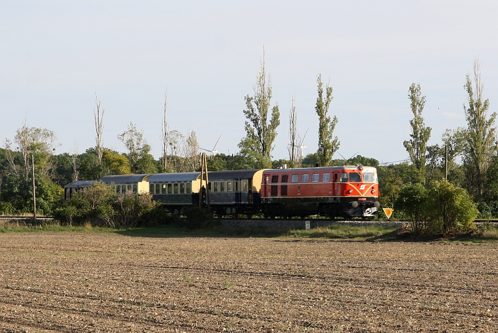RBAHN 2050.09 am 14.September 2019 mit dem SR 17330 (Felixdorf - Traiskirchen Aspangbahn) zwischen Trumau und Traiskirchen.