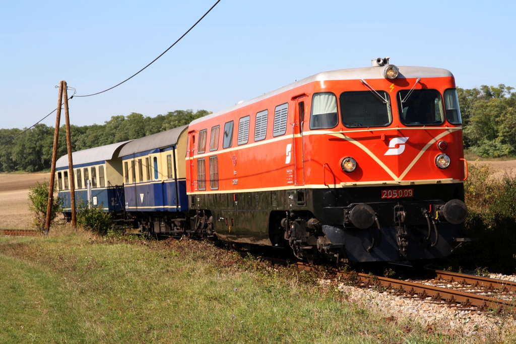 RBAHN 2050.09 am 15.September 2019 mit dem SR 17291 (Groß Schweinbarth - Gänserndorf) zwischen Groß Schweinbarth und Raggendorf.