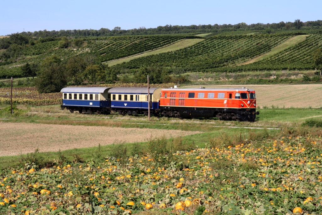 RBAHN 2050.09 am 15.September 2019 mit dem SR 17291 (Groß Schweinbarth - Gänserndorf) am 15.September 2019 bei Matzen.