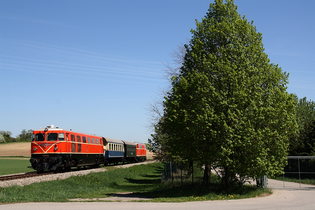 RBAHN 2050.09 am 21.April 2018 mir der SBED 14473 von Dechanthof nach Mistelbach Lokalbahn bei der Kläranlage Mistelbach. Am Zugschluss läuft die NLB 2143.56 mit.
