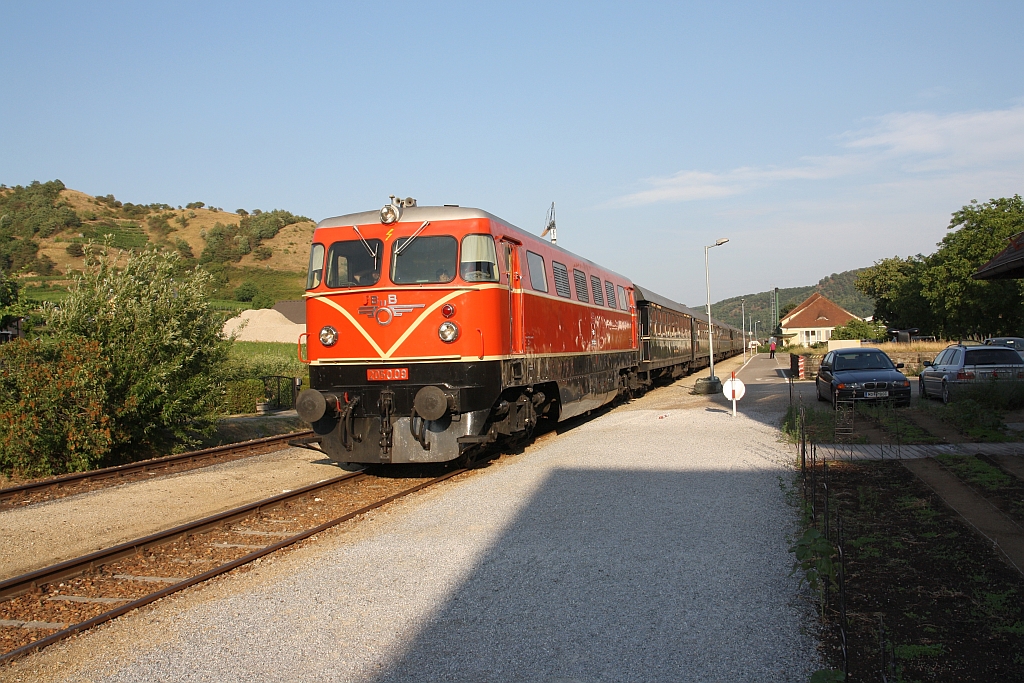 RBAHN 2050.09 am 24.Juni 2017 vor dem SR 14501 (Wien FJB - Spitz a/d Donau) im Bf. Dürnstein.
