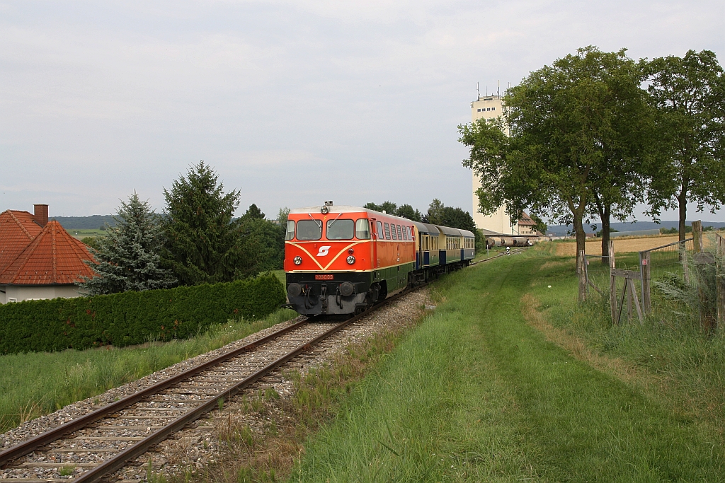 RBAHN 2050.09 fährt am 02.August 2019 mit dem SR 16842 (Rückersdorf-Harmannsdorf - Ernstbrunn) aus dem Bahnhof Wetzleinsdorf.