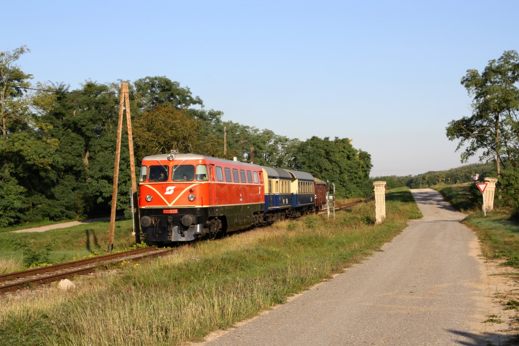 RBAHN 2050.09 fährt am 15.September 2019 mit dem SR 17287 (Groß Schweinbarth - Gänserndorf)  aus der Haltestelle Raggendorf.