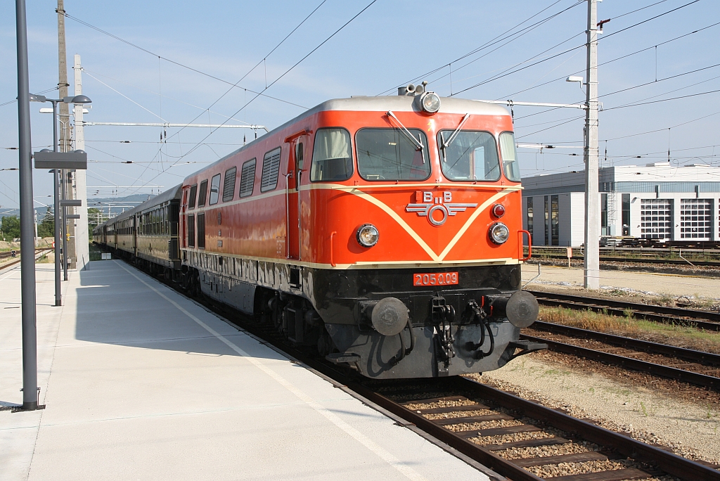 RBAHN 2050.09 fährt am 24.Juni 2017 mit dem SR 14501 (Wien FJB - Spitz a/d Donau) in den Bahnhof Tulln ein.