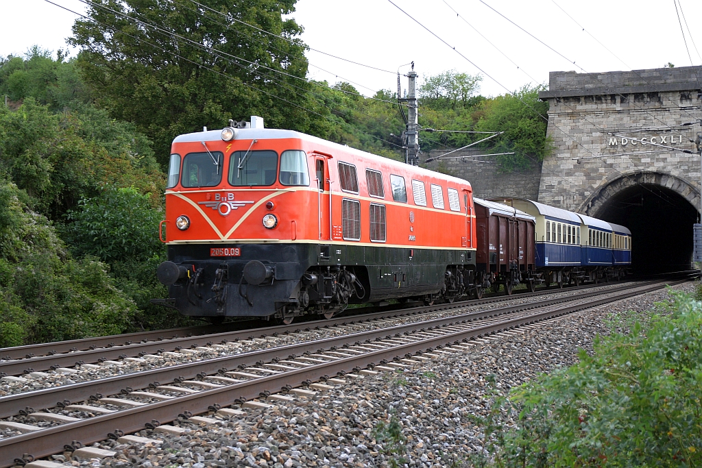 RBAHN 2050.09 hat am 14.September 2019 mit dem SR 17324 (Wien Praterstern - Traiskirchen Aspangbahn) den  Busserltunnel  bei Gumpoldskirchen verlassen.