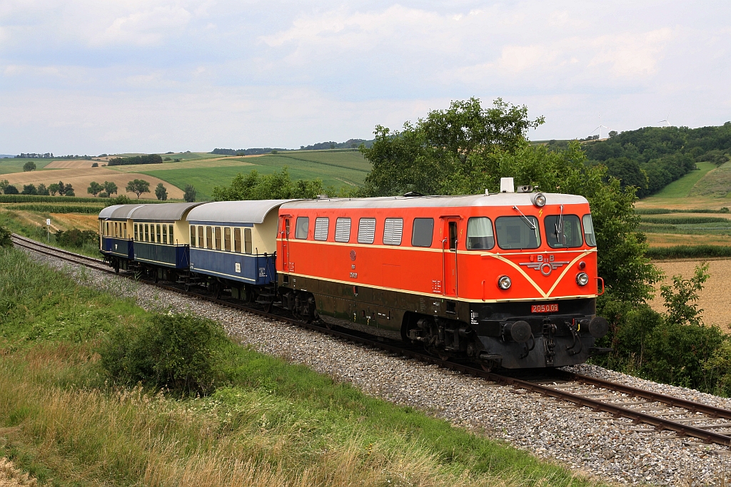 RBAHN 2050.09 mit dem SR 16841 (Ernstbrunn - Rückersdorf-Harmannsdorf) am 02.August 2019 beim Strecken-Km 20,7 der Lokalbahn Korneuburg - Mistelbach.