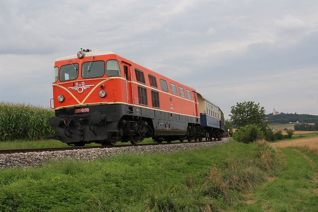 RBAHN 2050.09 mit dem SR 16841 (Ernstbrunn - Rückersdorf-Harmannsdorf) am 02.August 2019 beim Strecken-Km 18,5 der Lokalbahn Korneuburg - Mistelbach.