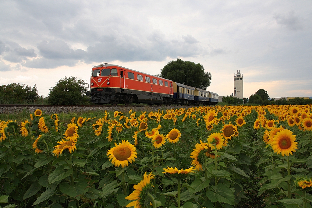 RBAHN 2050.09 mit dem SR 16842 (Rückersdorf-Harmannsdorf - Ernstbrunn) am 02.August 2019 beim Strecken-Km 8,9 der Lokalbahn Korneuburg - Mistelbach.