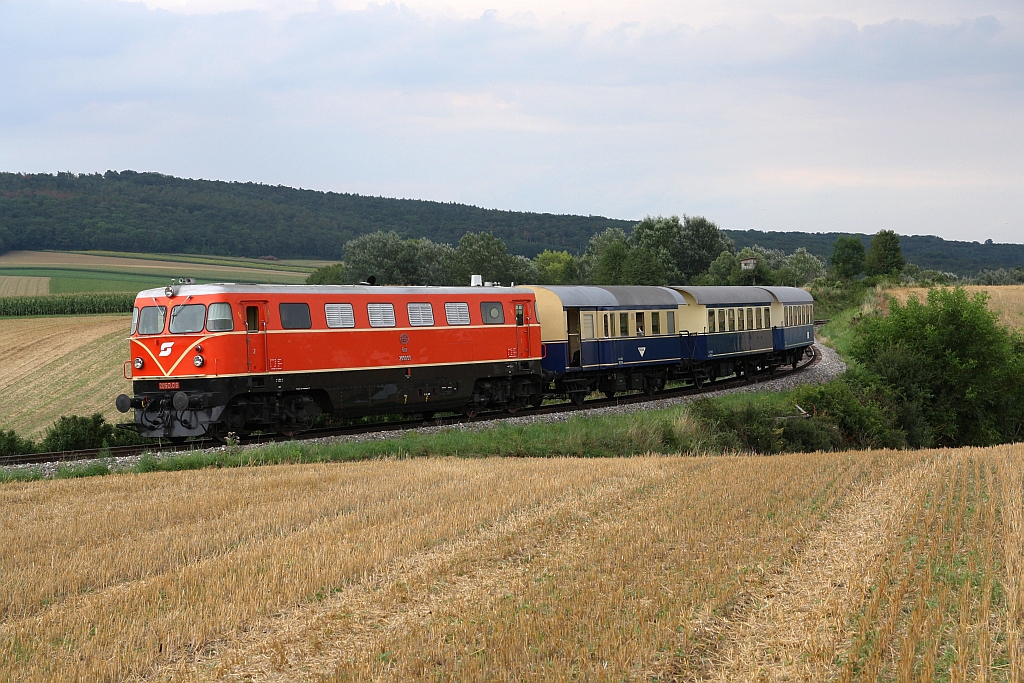RBAHN 2050.09 mit dem SR 16842 (Rückersdorf-Harmannsdorf - Ernstbrunn) am 02.August 2019 beim Strecken-Km 17,6 der Lokalbahn Korneuburg - Mistelbach.