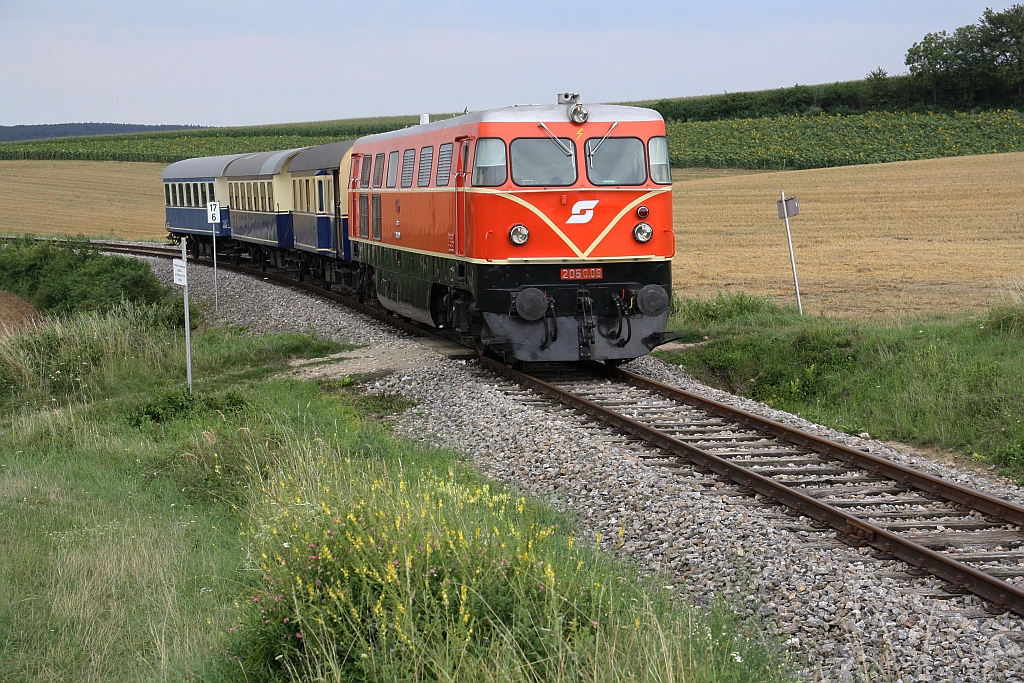 RBAHN 2050.09 mit dem SR 16842 (Rückersdorf-Harmannsdorf - Ernstbrunn) am 02.August 2019 beim Strecken-Km 17,6 der Lokalbahn Korneuburg - Mistelbach.