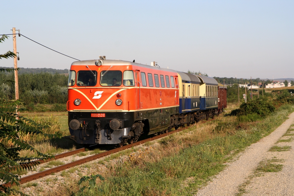 RBAHN 2050.09 mit dem SR 17287 (Groß Schweinbarth - Gänserndorf) am 15.September 2019 zwischen Groß Schweinbarth und Raggendorf.