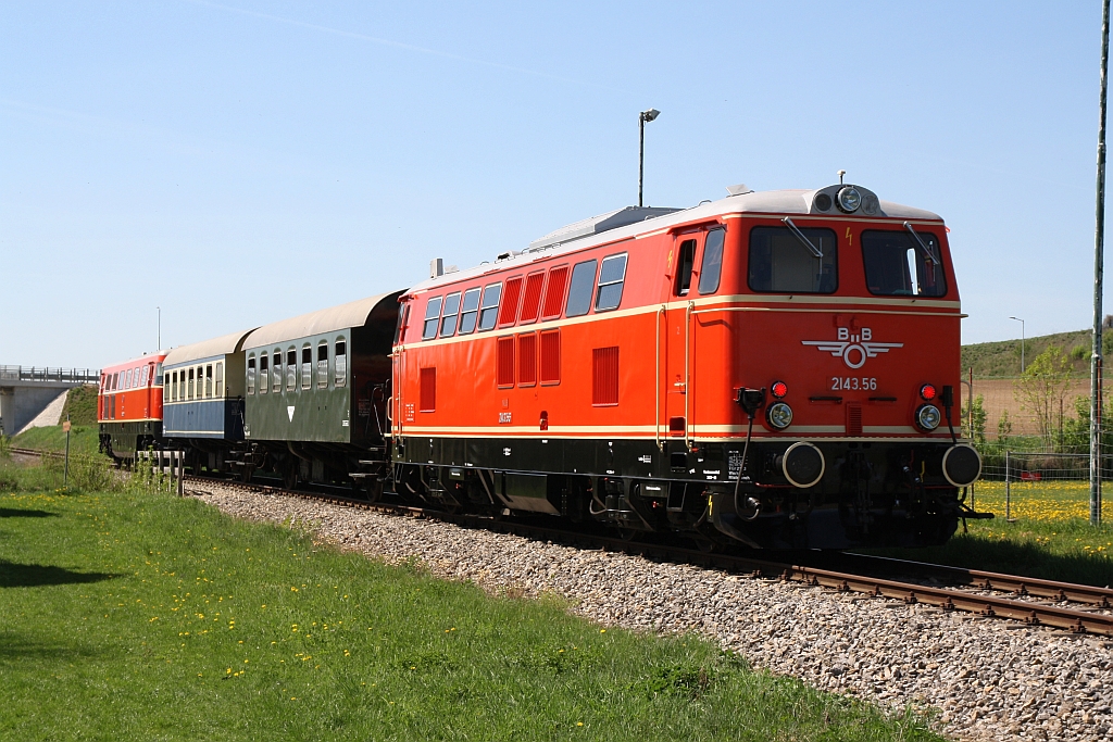 RBAHN 2050.09 zieht am 21.April 2018 bei Brücke der L3168 die SBED 14473 von Dechanthof nach Mistelbach Lokalbahn während am Zugschluss die NLB 2143.56 mitläuft.