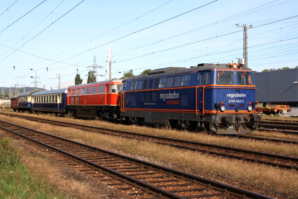 RBAHN 2143 062-5 und 2050.09 am 20.September 2019 mit dem SLP 17415 (Ernstbrunn - Wien Westbahnhof) in Wien Hütteldorf.