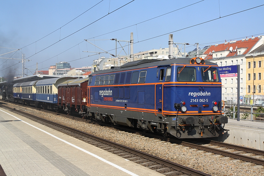 RBAHN 2143 062-5 am 01.Mai 2019 als letztes Fahrzeug des, vom Verein Kaltenleutgebner Bahn veranstalteten, SLP 14721 (Wien Matzleinsdorf - Wien Meidling) im Bahnhof Wien Meidling.