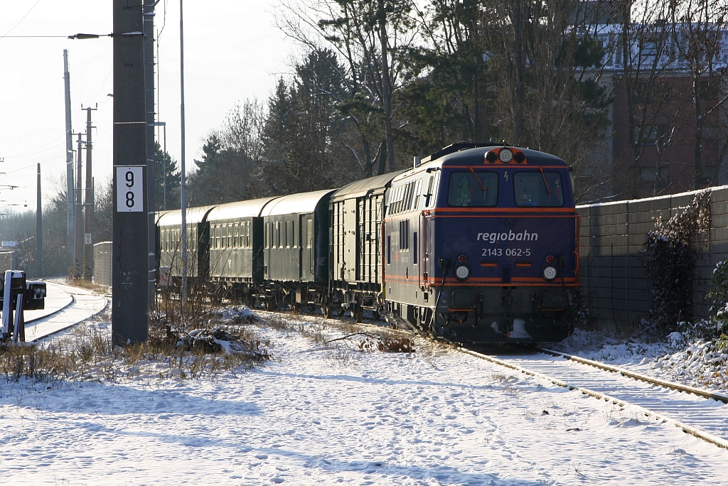 RBAHN 2143 062-5 am 16.Dezember 2018 mit dem SLP 14156 in der Anschlußbahn Waldmühle im Bahnhof Wien Liesing.