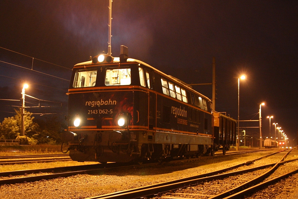 RBAHN 2143 062-5 am 21.Oktober 2017 mit dem SLGAG 96531 in Jedlersdorf.