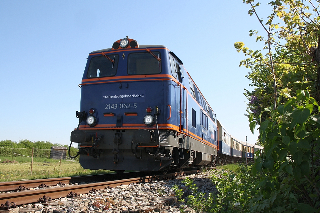 RBAHN 2143 062-5 am 22.April 2019 vor dem SEZ 14697 (Wien Hbf. - Waldmühle) beim Strecken-Km. 2,2 der Kaltenleutgebenerbahn.