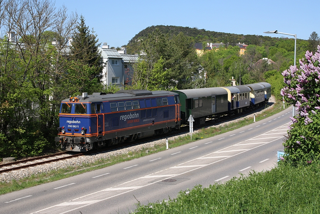 RBAHN 2143 062-5 am 22.April 2019 mit dem SEZ 14698 (Waldmühle - Wien Meidling) beim Strecken-Km. 2,6 der Kaltenleutgebenerbahn.