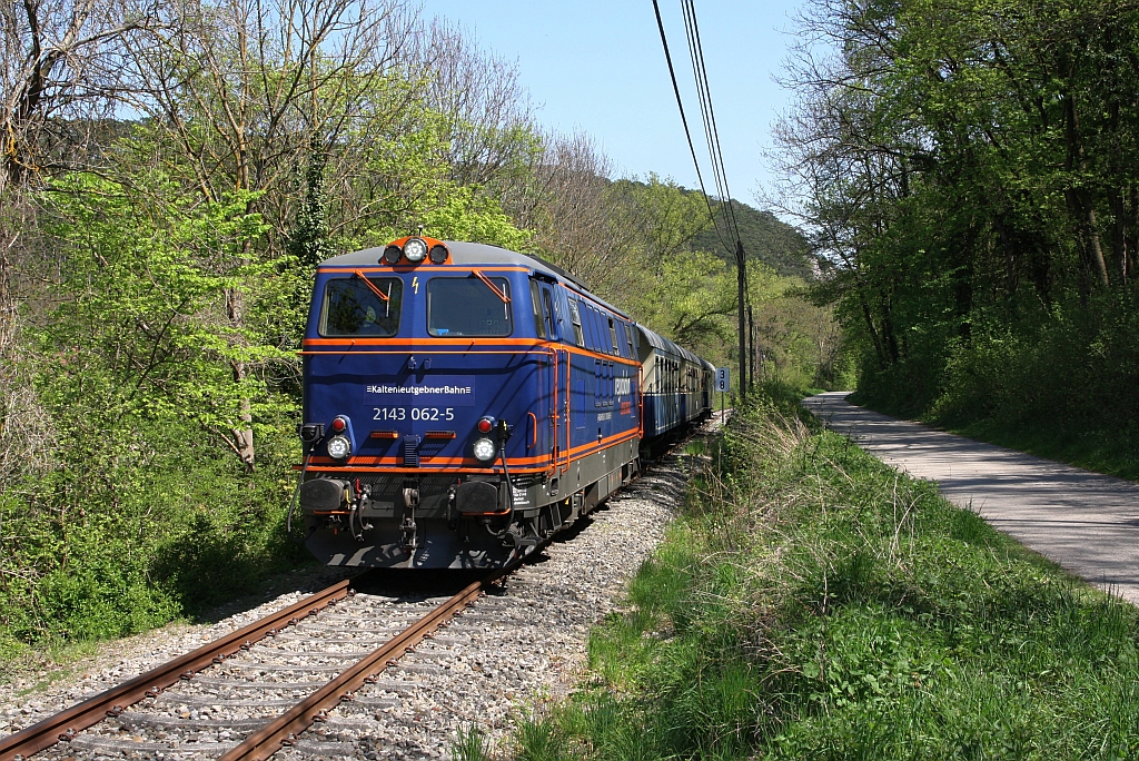 RBAHN 2143 062-5 am 22.April 2019 mit dem SEZ 14701 (Wien Meidling - Waldmühle) beim Strecken-Km. 3,8 der Kaltenleutgebenerbahn.