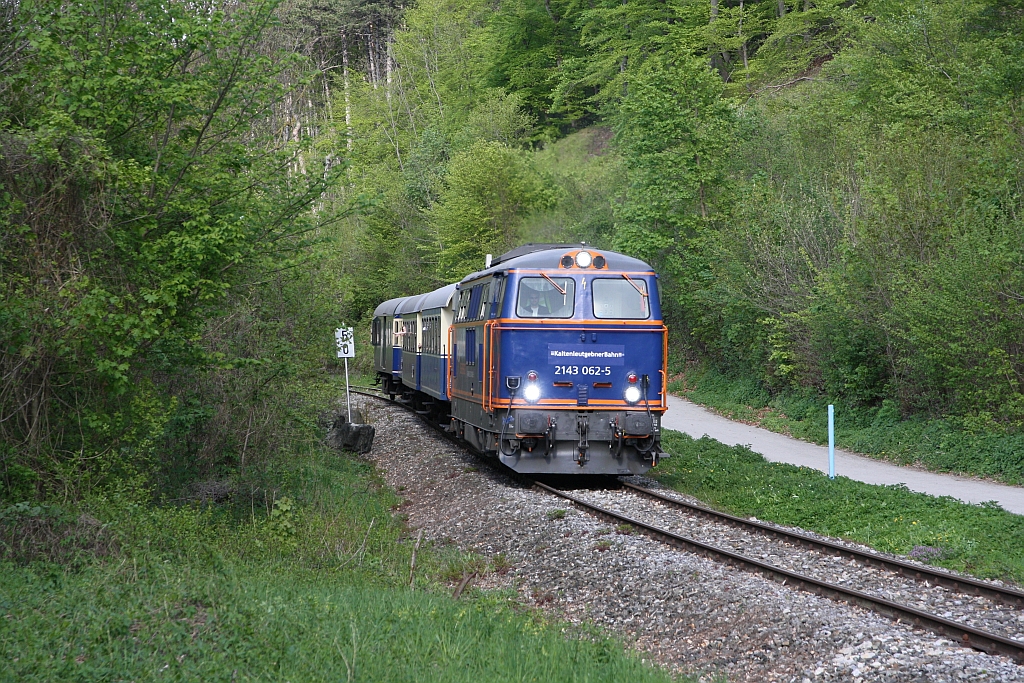 RBAHN 2143 062-5 am 22.April 2019 mit dem SEZ 14705 (Wien Meidling - Waldmühle) kurz vor der Lst. Waldmühle beim Strecken-Km. 5,0 der Kaltenleutgebenerbahn.
