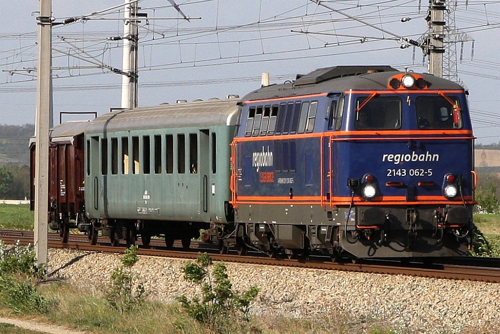 RBAHN 2143 062-5 am 24.April 2019 mit dem SLGAG 96364 (Mistelbach - Floridsdorf Fbf.) bei Seyring.