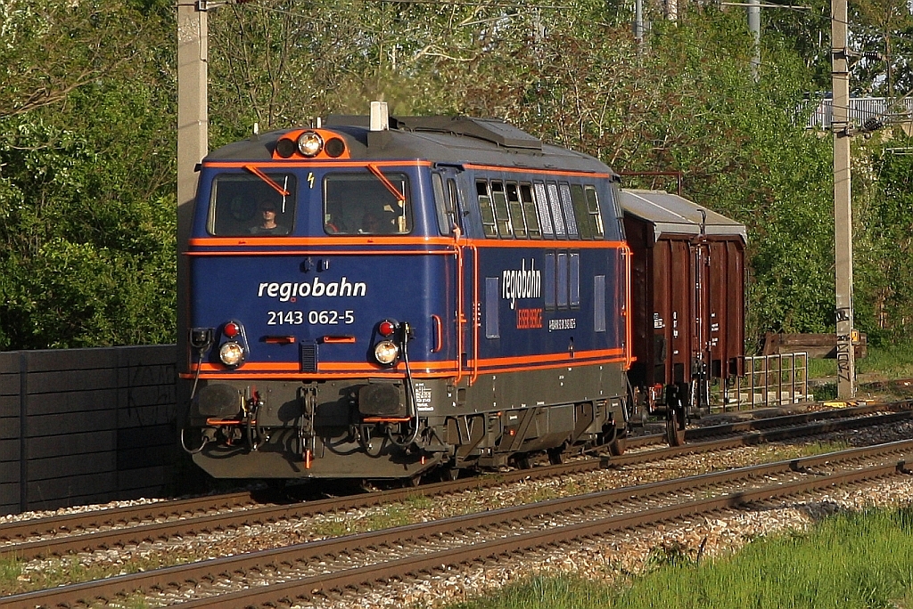 RBAHN 2143 062-5 am 24.April 2019 mit dem SLGAG 96365 (Floridsdorf - Ernstbrunn)
bei der Haltestelle Strebersdorf.