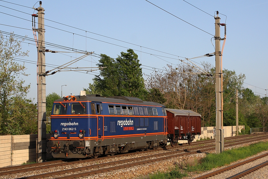 RBAHN 2143 062-5 am 24.April 2019 mit dem SLGAG 96365 (Floridsdorf - Ernstbrunn) bei der Haltestelle Strebersdorf.
