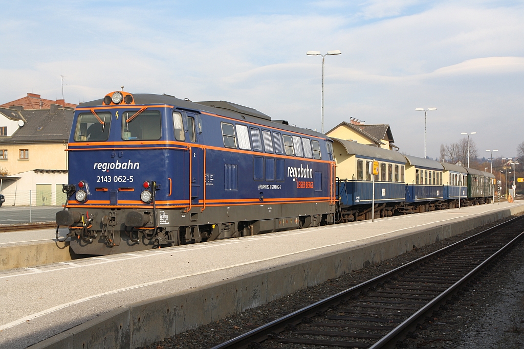 RBAHN 2143 062-5 am 25.November 2017 mit dem SR 17299 (Mistelbach - Hartberg) in Friedberg.