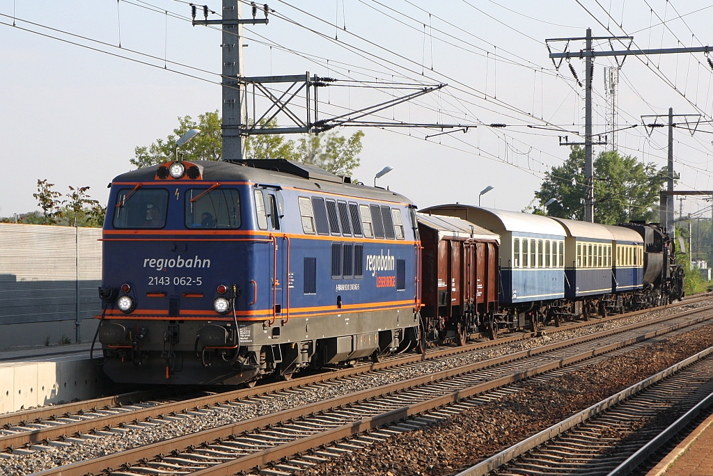 RBAHN 2143 062-5 fährt am 01.Mai 2019 mit dem, vom Verein Kaltenleutgebner Bahn veranstalteten, SLP 14717 (Mistelbach - Wien Matzleinsdorf) durch die Haltestelle Haidestraße.