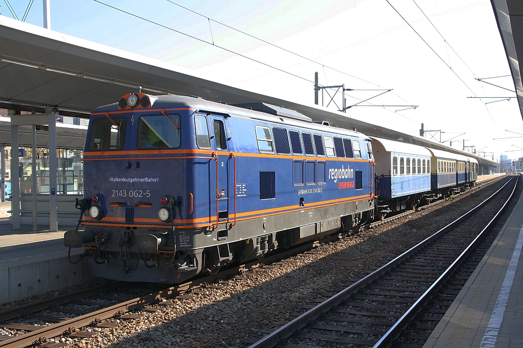 RBAHN 2143 062-5 mit dem, vom Verein Kaltenleutgebner Bahn veranstalteten, SEZ 14697 (Wien Hbf. - Waldmühle) am 22.April 2019 im Bahnhof Wien Meidling.