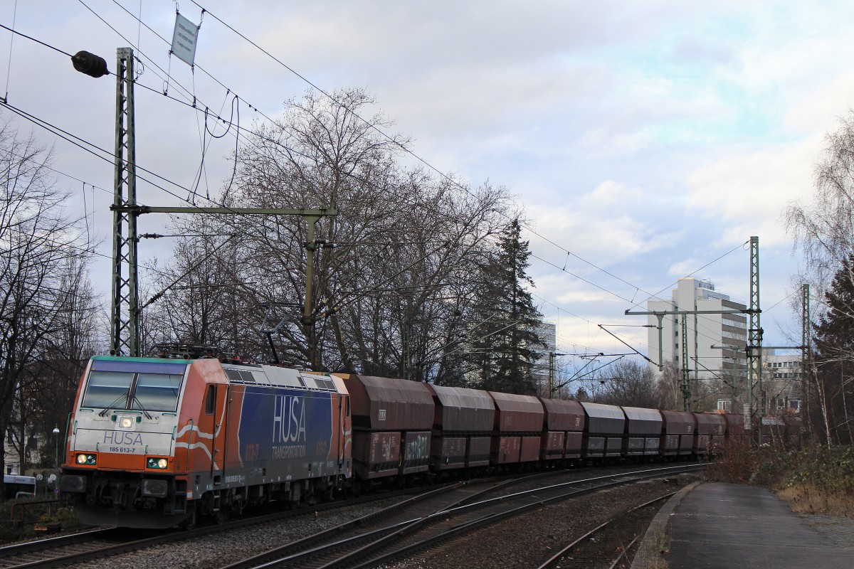 RBASF/NIAG 185 613 am 26.12.13 mit einem Kohlezug in Bonn-Beuel.