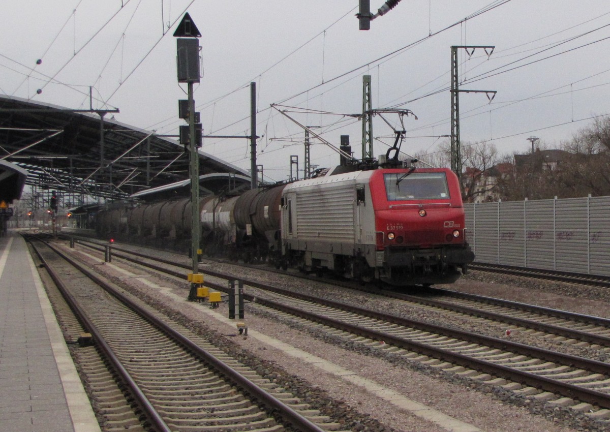 RBB E37 519 mit Kesselwagen Richtung Eisenach, am 19.12.2013 in Erfurt Hbf.
