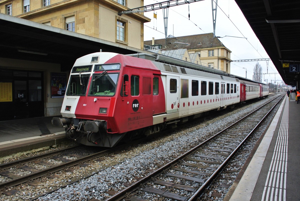 RBDe 4/4 567 181-3, B EW I 361-0 und ABt 381-1 mit dem Regio R 14449 in Neuchatel, 30.12.2013.