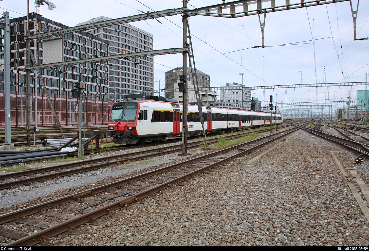 RBDe 4/4 (ABt NPZ DO 50 85 39-43 855-8 CH-SBB) SBB ist im Gleisvorfeld von Zürich HB (CH) abgestellt.
Leider war die Aufnahme nicht anders möglich.
[10.7.2018 | 9:59 Uhr]