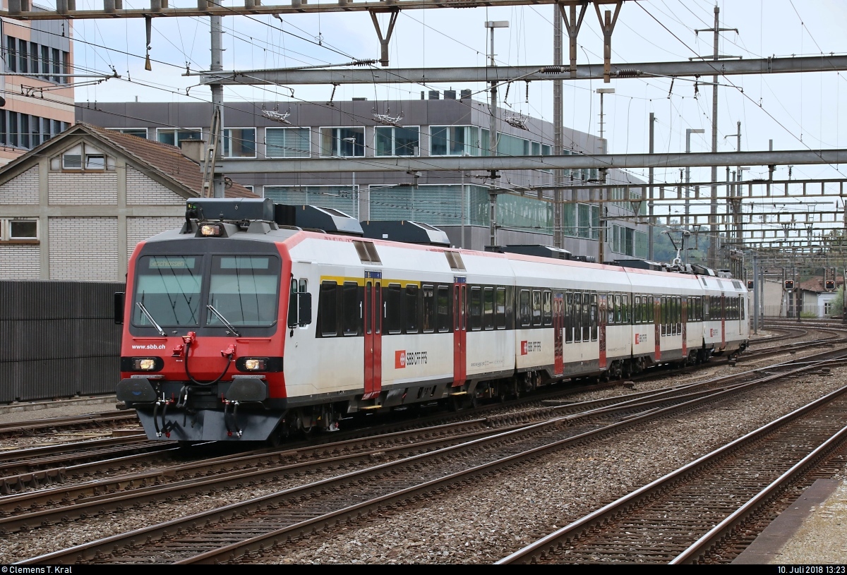 RBDe 4/4 (ABt NPZ DO 50 85 39-43 858-2 CH-SBB) der S-Bahn Luzern (SBB) als S8 von Sursee (CH) erreicht ihren Endbahnhof Olten (CH) auf Gleis 9.
[10.7.2018 | 13:23 Uhr]