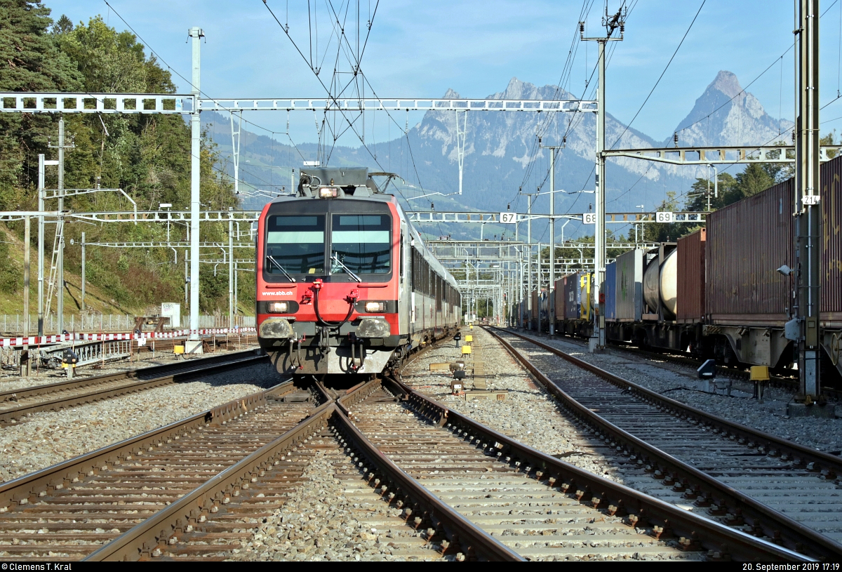 RBDe 560 ???  Domino  der S-Bahn Luzern (SBB) als S3 von Brunnen (CH) nach Luzern (CH) erreicht den Bahnhof Arth-Goldau (CH) auf Gleis 6.
Aufgenommen am Ende des Bahnsteigs 6/8.
[20.9.2019 | 17:19 Uhr]