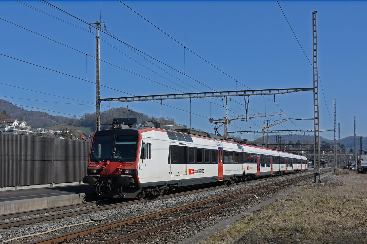 RBde 560 204-0 durchfährt den Bahnhof Gelterkinden. Die Aufnahme stammt vom 04.03.2022.