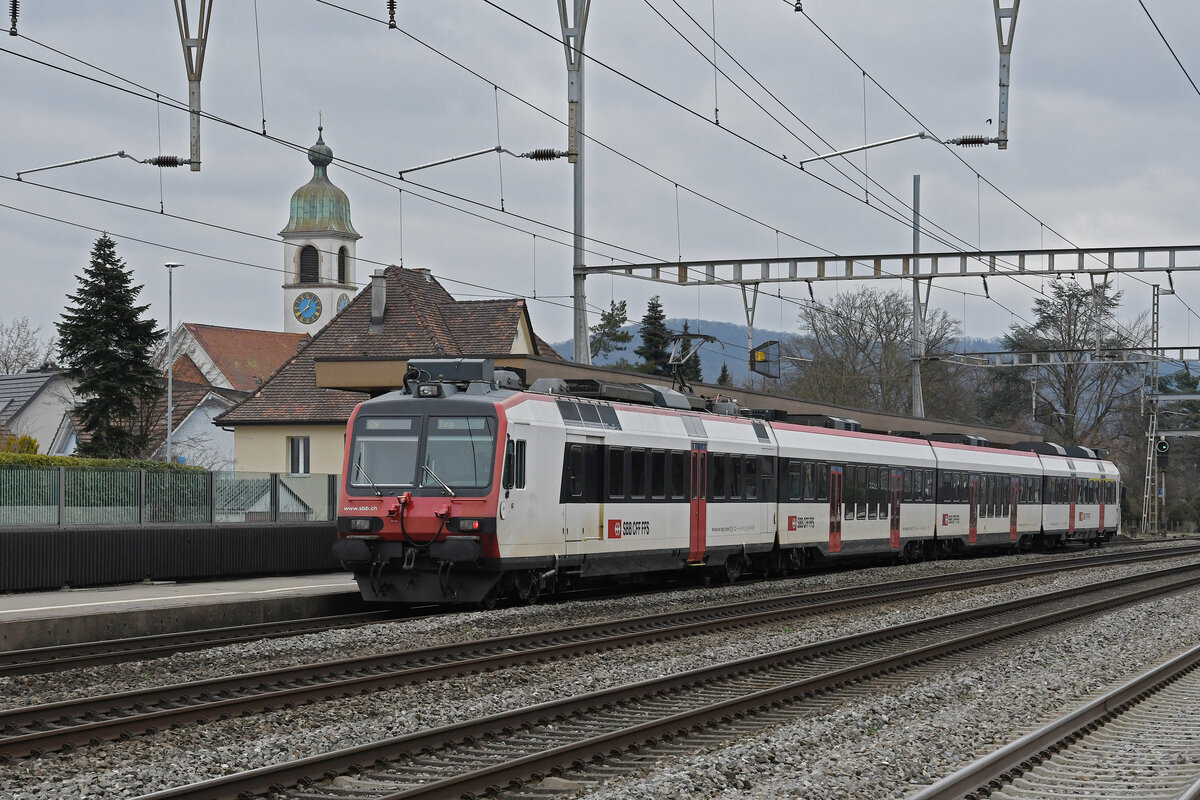 RBDe 560 207-7, auf der S29, wartet am 27.02.2023 beim Bahnhof Rupperswil.