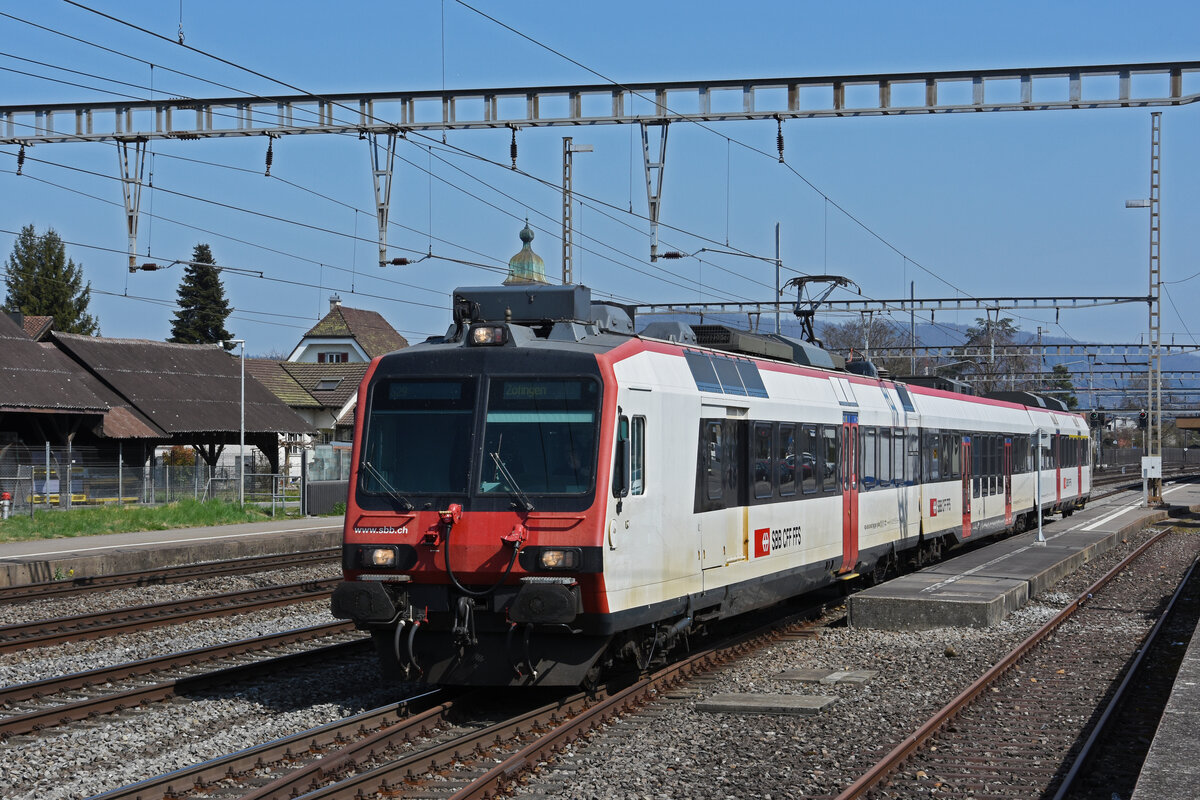 RBDe 560 208-1, auf der S29, verlässt den Bahnhof Rupperswil. Die Aufnahme stammt vom 28.03.2022.